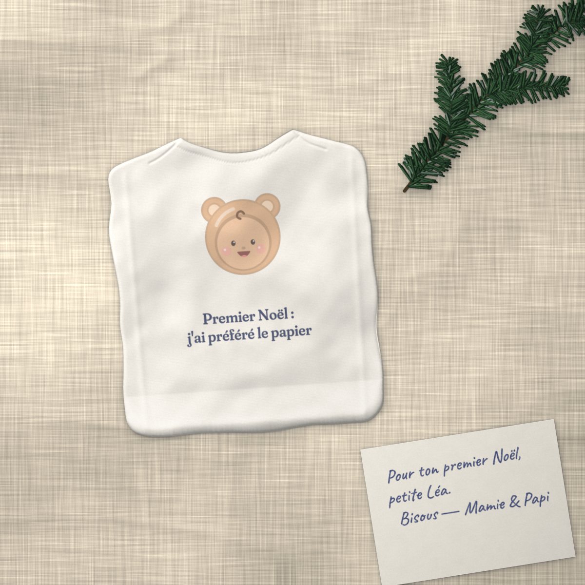 Coffret Mon premier Noël ouvert : body plié, affiche et carte